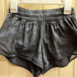 Lululemon Size 2 Hotty Hot Low-Rise 2.5” Shorts